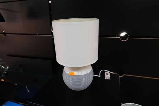 Bordlampe med skærm