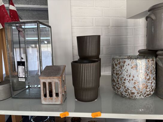 Hylde med div. Krukker og flag