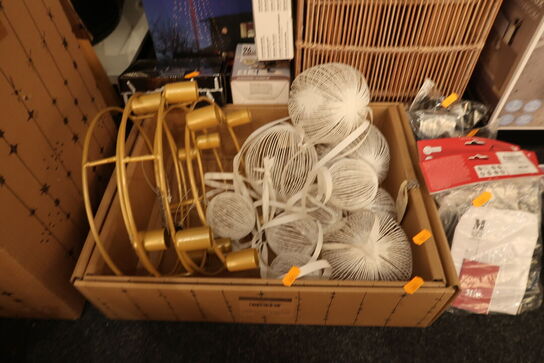 Kasse med div. Lysestager og julekugler