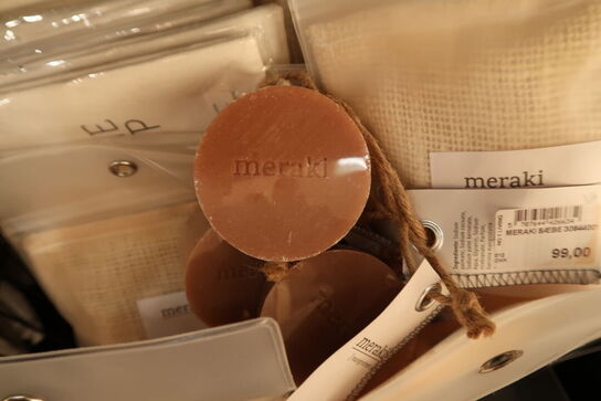 Kurv med badeklude, sæbe MERAKI m.m.