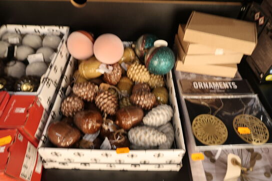 Hylde med div. Julepynt