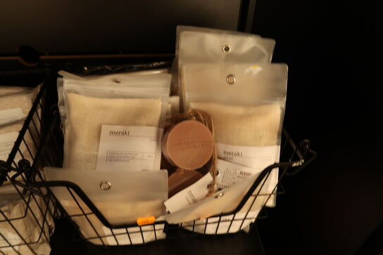 Kurv med badeklude, sæbe MERAKI m.m.