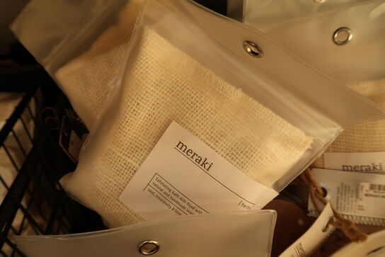 Kurv med badeklude, sæbe MERAKI m.m.