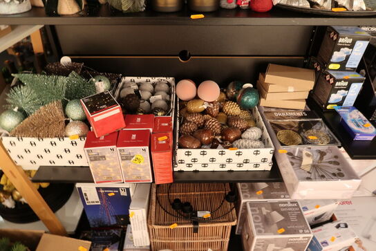 Hylde med div. Julepynt