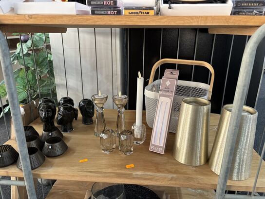 Hylde med div. Lysestager, kurv, fyrfadsstager m.m.