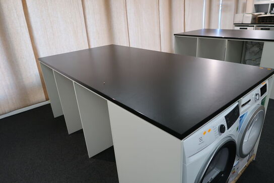 Butiksinventar uden indhold