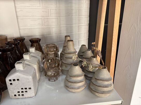 Hylde med div. Vaser, lysestager m.m.