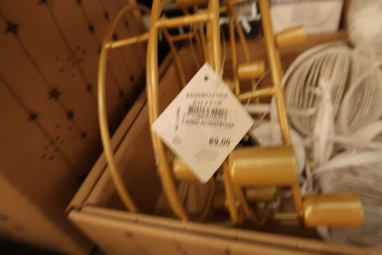 Kasse med div. Lysestager og julekugler