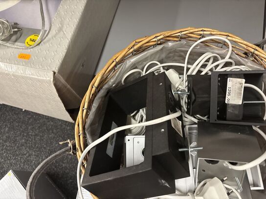 Kurv med div. Væglamper LIGHT-POINT