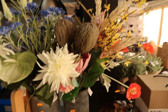 Krukke med div. Kunstige blomster