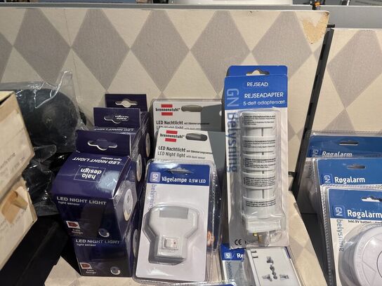 Hylde med div. Adaptere m.m.