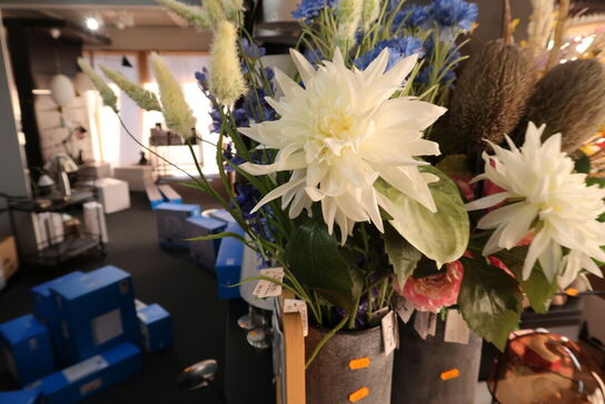 Krukke med div. Kunstige blomster