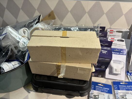 Hylde med div. Adaptere m.m.