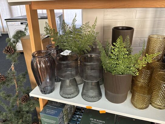 Hylde med div. Vaser