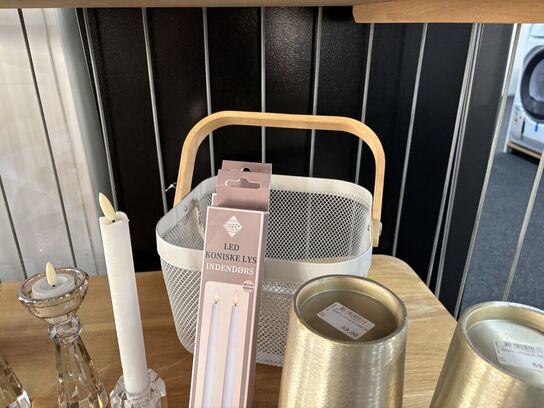 Hylde med div. Lysestager, kurv, fyrfadsstager m.m.