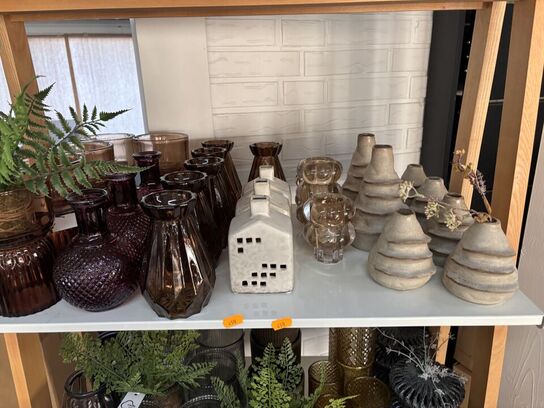 Hylde med div. Vaser, lysestager m.m.