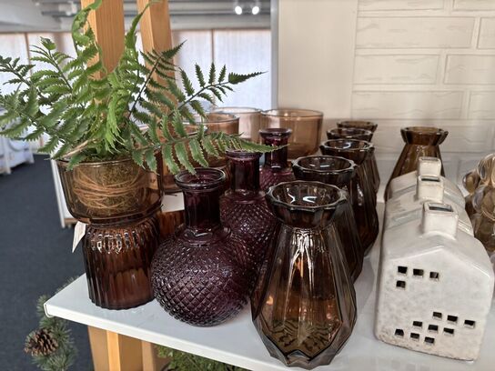 Hylde med div. Vaser, lysestager m.m.