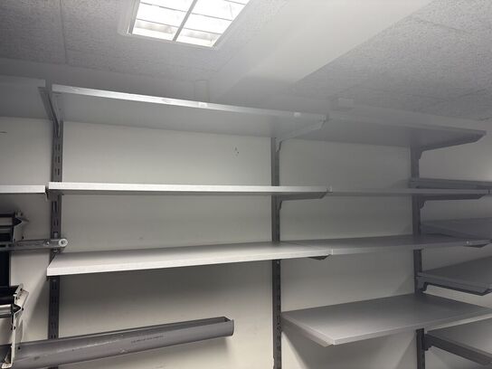 Butiksinventar uden indhold