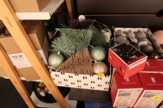 Hylde med div. Julepynt