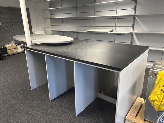 Butiksinventar uden indhold