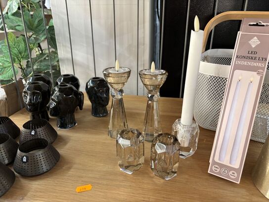 Hylde med div. Lysestager, kurv, fyrfadsstager m.m.