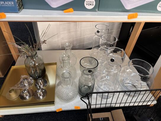 Hylde med div. Vaser m.m.