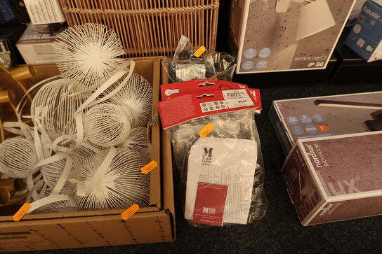 Kasse med div. Lysestager og julekugler