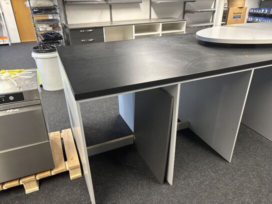 Butiksinventar uden indhold