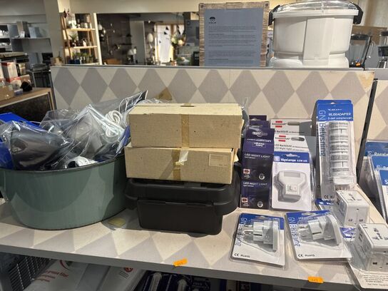 Hylde med div. Adaptere m.m.