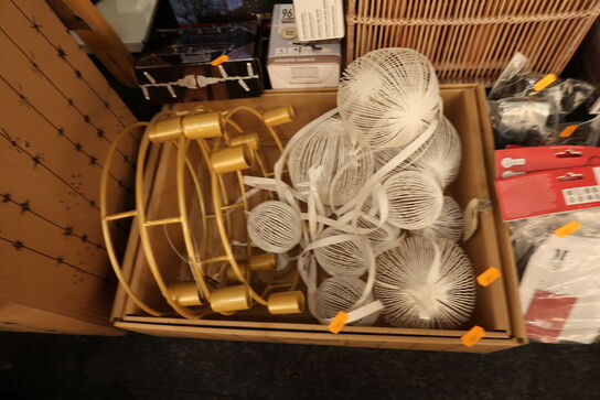 Kasse med div. Lysestager og julekugler