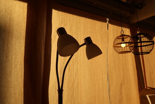 Gulvlampe HALO DESIGN Hudson