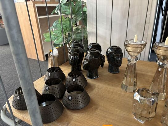 Hylde med div. Lysestager, kurv, fyrfadsstager m.m.