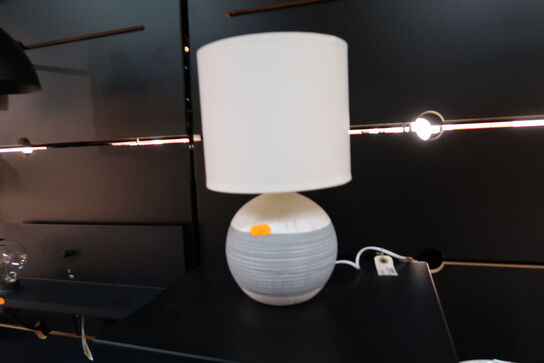 Bordlampe med skærm