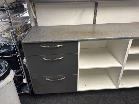 Butiksinventar uden indhold