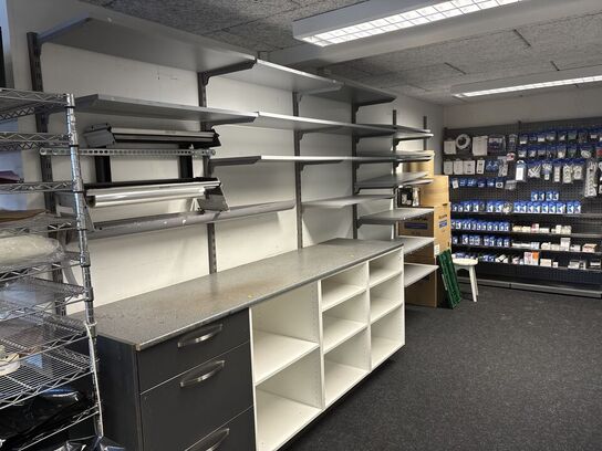 Butiksinventar uden indhold