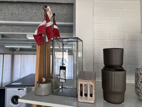 Hylde med div. Krukker og flag