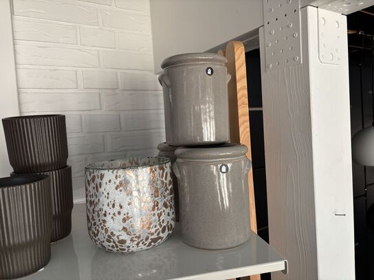 Hylde med div. Krukker og flag