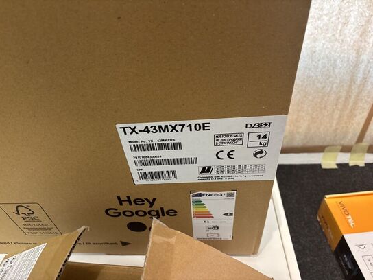 Fjernsyn PANASONIC TX-43M710E med kasse, fjernbetjening m.m.