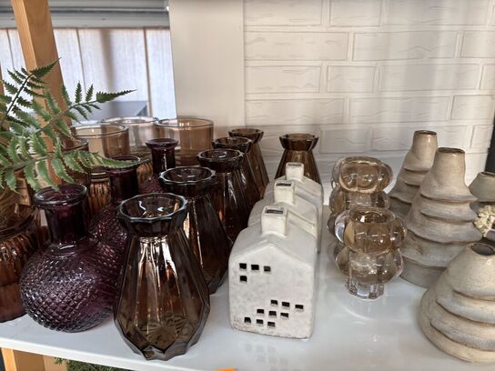 Hylde med div. Vaser, lysestager m.m.