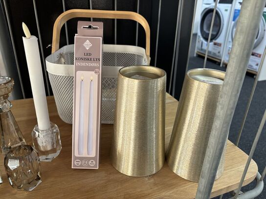 Hylde med div. Lysestager, kurv, fyrfadsstager m.m.