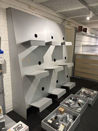 Butiksinventar uden indhold