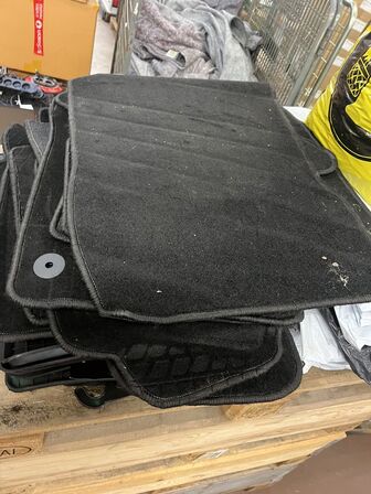 40 stk. & 12 poser med 2 eller 4 bilmåtter, ass. Farver og størrelser