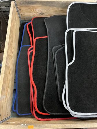 42 stk. bilmåtter, ass. Farver og størrelser