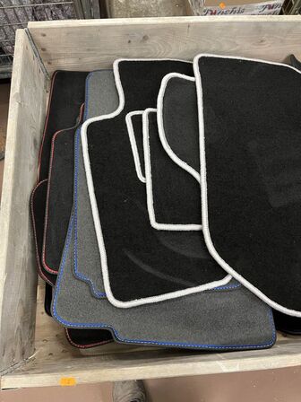 28 stk. bilmåtter, ass. Farver og størrelser