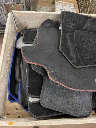 30 stk. bilmåtter, ass. Farver og størrelser