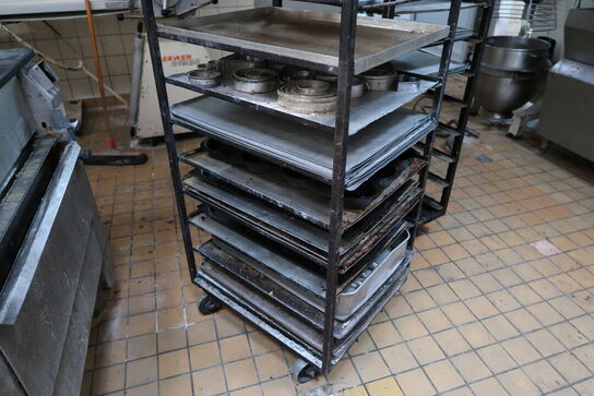 2 stk. stikvogne med div. Bageplader og forme