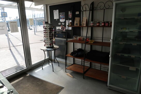 2 stk. reoler, skilt, bord