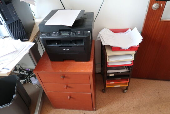 2 stk. kontorstole, 3 stk. skabe, el. hæve/sænke skrivebord, 