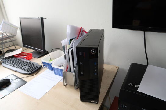 2 stk. kontorstole, 3 stk. skabe, el. hæve/sænke skrivebord,