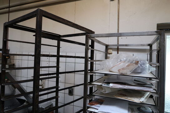 2 stk. stikvogne med div. Bageplader og forme